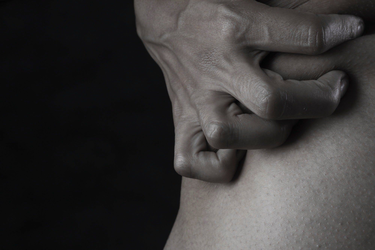 Can dehydration contribute to muscle pain?